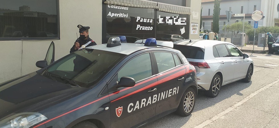 Ubriaco, si rifiuta di indossare la mascherina al bar poi si sdraia sul cofano di due auto e infine aggredisce i
